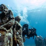 Auf Mexikos Halbinsel Yucatán, gelegen am Karibischen Meer, bietet etwa das Unternehmen "Aquaworld" die Hochzeit unter Wasser an. In Umgebung des mesoamerikanischen Barriereriffs können sich Brautpaare hier das Ja-Wort geben. Die Hochzeitsgäste können mit Schnorchel und Schwimmweste live dabei sein. Tauchkenntnisse sind nicht erforderlich, ein Tauchkurs kann aber vorab belegt werden. In der Region gibt es ein Unterwassermuseum, aus dem Skulpturen zur Hochzeit verwendet werden können. Wichtig: Die Geburtsurkunde muss von einem zertifizierten Übersetzer ins Spanische übersetzt werden. Preise gibt es auf Anfrage. (Das Bild zeigt das Unterwassermuseum)