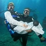 Karibisches Flair findet sich auch im US-Bundesstaat Florida, der auf der einen Seite an den Atlantik und auf der anderen Seite an den Golf von Mexiko grenzt. Der "Sunshine State" an der Südostküste der USA ist für seine langen Sandstrände und Tauchreviere bekannt. Damit ist wohl wenig verwunderlich, dass mehrere Tauchzentren hier eine Unterwasser-Hochzeit anbieten. An der Südspitze, an der die Florida Keys liegen, bieten dies mehrere Tauchzentren in verschiedenen Programmen an. "Sea Dwellers" nimmt beispielsweise für eine Bootsfahrt mit Trauung am Meeresgrund mindestens 800 US-Dollar, "Captain Slate’s Scuba Adventures" verlangt dafür 500 US-Dollar. (Archivbild aus 2004)