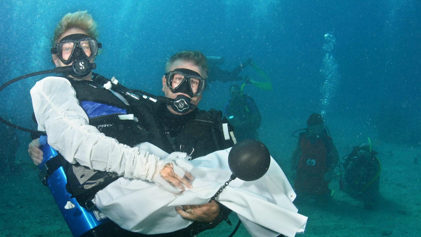 Außergewöhnliche Hochzeitsorte: Karibisches Flair findet sich auch im US-Bundesstaat Florida, der auf der einen Seite an den Atlantik und auf der anderen Seite an den Golf von Mexiko grenzt. Der "Sunshine State" an der Südostküste der USA ist für seine langen Sandstrände und Tauchreviere bekannt. Damit ist wohl wenig verwunderlich, dass mehrere Tauchzentren hier eine Unterwasser-Hochzeit anbieten. An der Südspitze, an der die Florida Keys liegen, bieten dies mehrere Tauchzentren in verschiedenen Programmen an. "Sea Dwellers" nimmt beispielsweise für eine Bootsfahrt mit Trauung am Meeresgrund mindestens 800 US-Dollar, "Captain Slate’s Scuba Adventures" verlangt dafür 500 US-Dollar. (Archivbild aus 2004) Karibisches Flair findet sich auch im US-Bundesstaat Florida, der auf der einen Seite an den Atlantik und auf der anderen Seite an den Golf von Mexiko grenzt. Der "Sunshine State" an der Südostküste der USA ist für seine langen Sandstrände und Tauchreviere bekannt. Damit ist wohl wenig verwunderlich, dass mehrere Tauchzentren hier eine Unterwasser-Hochzeit anbieten. An der Südspitze, an der die Florida Keys liegen, bieten dies mehrere Tauchzentren in verschiedenen Programmen an. "Sea Dwellers" nimmt beispielsweise für eine Bootsfahrt mit Trauung am Meeresgrund mindestens 800 US-Dollar, "Captain Slate’s Scuba Adventures" verlangt dafür 500 US-Dollar. (Archivbild aus 2004)