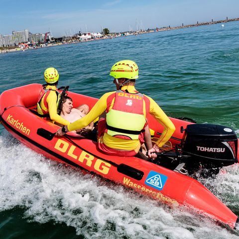 Ein Rettungsboot der DLRG im Einsatz (Archivbild)