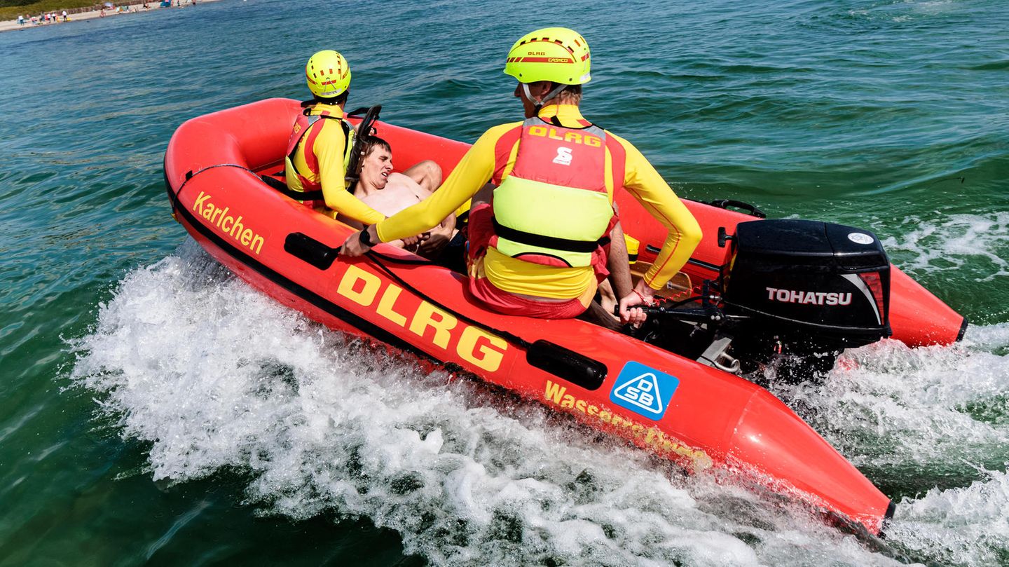 Ein Rettungsboot der DLRG im Einsatz (Archivbild)