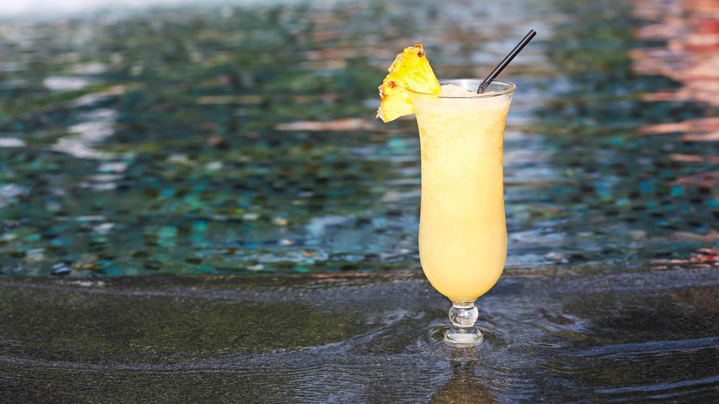 Auch wenn sie bunt und harmlos aussehen: Mit Cocktails sollte man es nicht übertreiben