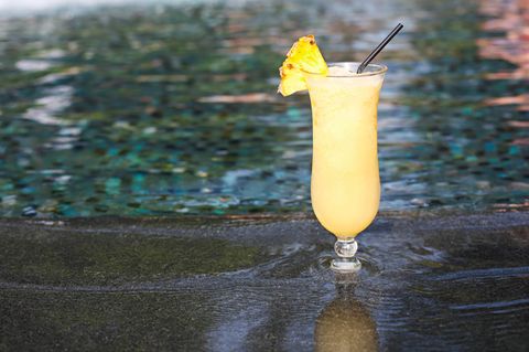 Auch wenn sie bunt und harmlos aussehen: Mit Cocktails sollte man es nicht übertreiben