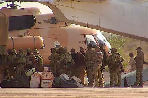 Wagner-Söldner steigen in Mali in einen Hubschrauber