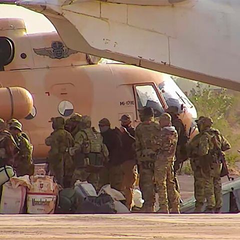 Wagner-Söldner steigen in Mali in einen Hubschrauber