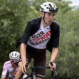 Hindleys Landsmann Ben O'Connor (2.v.l) war bereits Vierter bei der Tour und zeigte sich beim wichtigen Vorbereitungsrennen, der Dauphiné, Mitte Juni bereits in toller Form. Er gehört auf jeden Fall zu den Fahrern, die in der Spitzengruppe mitfahren werden.