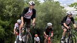 Hindleys Landsmann Ben O'Connor (2.v.l) war bereits Vierter bei der Tour und zeigte sich beim wichtigen Vorbereitungsrennen, der Dauphiné, Mitte Juni bereits in toller Form. Er gehört auf jeden Fall zu den Fahrern, die in der Spitzengruppe mitfahren werden.