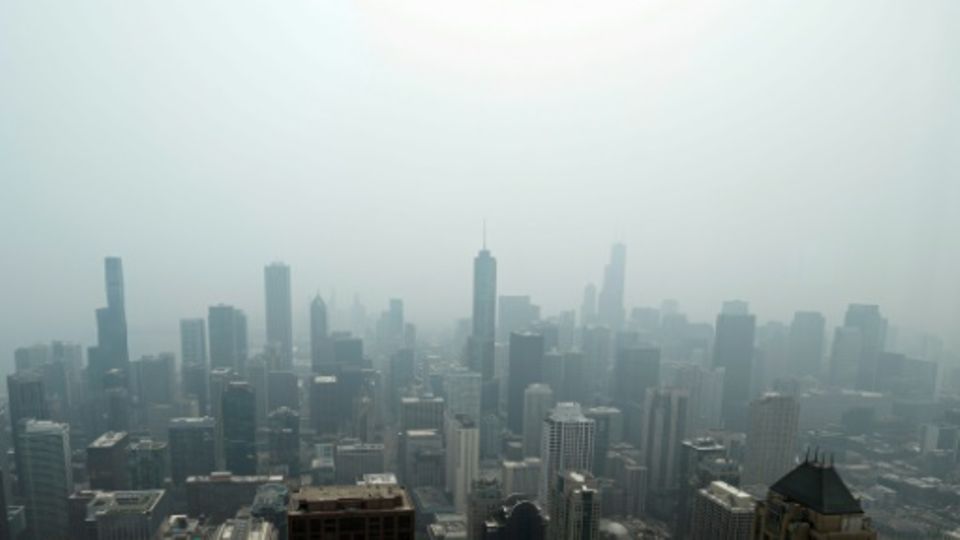 Rauch aus Kanada vernebelt die Skyline von Chicago