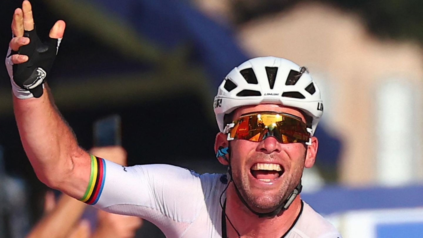 Frankreich-Rundfahrt: Mark Cavendish darf hier nicht fehlen: Der Brite, immerhin schon 38 Jahre, ist der erfolgreichste Sprinter der Radsportgeschichte, und mit 52 Etappen-Siegen bei den großen Rundfahrten einer der erfolgreichsten Radrennfahrer aller Zeiten. Bevor er am Ende des Jahres in die Sport-Rente geht, nimmt er noch einmal in einem neuen Team an der Tour teil. Zwei Mal gewann er dort das grüne Trikot. Mark Cavendish darf hier nicht fehlen: Der Brite, immerhin schon 38 Jahre, ist der erfolgreichste Sprinter der Radsportgeschichte, und mit 52 Etappen-Siegen bei den großen Rundfahrten einer der erfolgreichsten Radrennfahrer aller Zeiten. Bevor er am Ende des Jahres in die Sport-Rente geht, nimmt er noch einmal in einem neuen Team an der Tour teil. Zwei Mal gewann er dort das grüne Trikot.