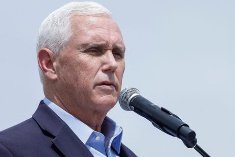 Mike Pence steht im Freien und spricht in ein Mikro