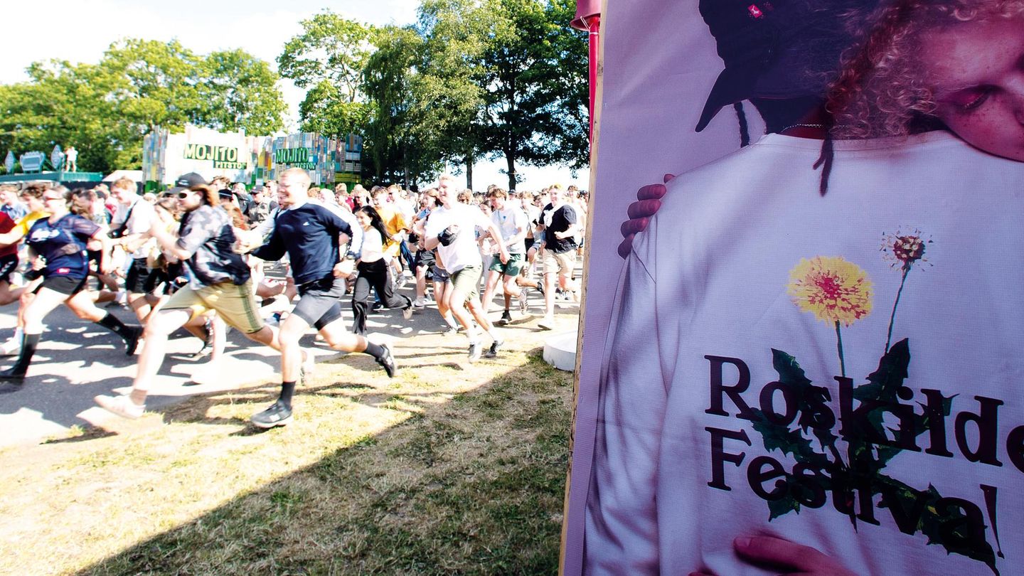 Am Eröffnungstag musste man schnell sein, wenn man sich einen Platz in der ersten Reihe sicher wollte. "Open Gates" auf dem Roskilde Festival bedeutet einen Wettlauf, bei dem es darum geht, schnell zu sein. Der Gewinner wird anschließend mit einer Champagner-Dusche – gestiftet durch das Security-Team – gefeiert.