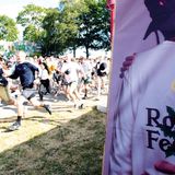 Am Eröffnungstag musste man schnell sein, wenn man sich einen Platz in der ersten Reihe sicher wollte. "Open Gates" auf dem Roskilde Festival bedeutet einen Wettlauf, bei dem es darum geht, schnell zu sein. Der Gewinner wird anschließend mit einer Champagner-Dusche – gestiftet durch das Security-Team – gefeiert.