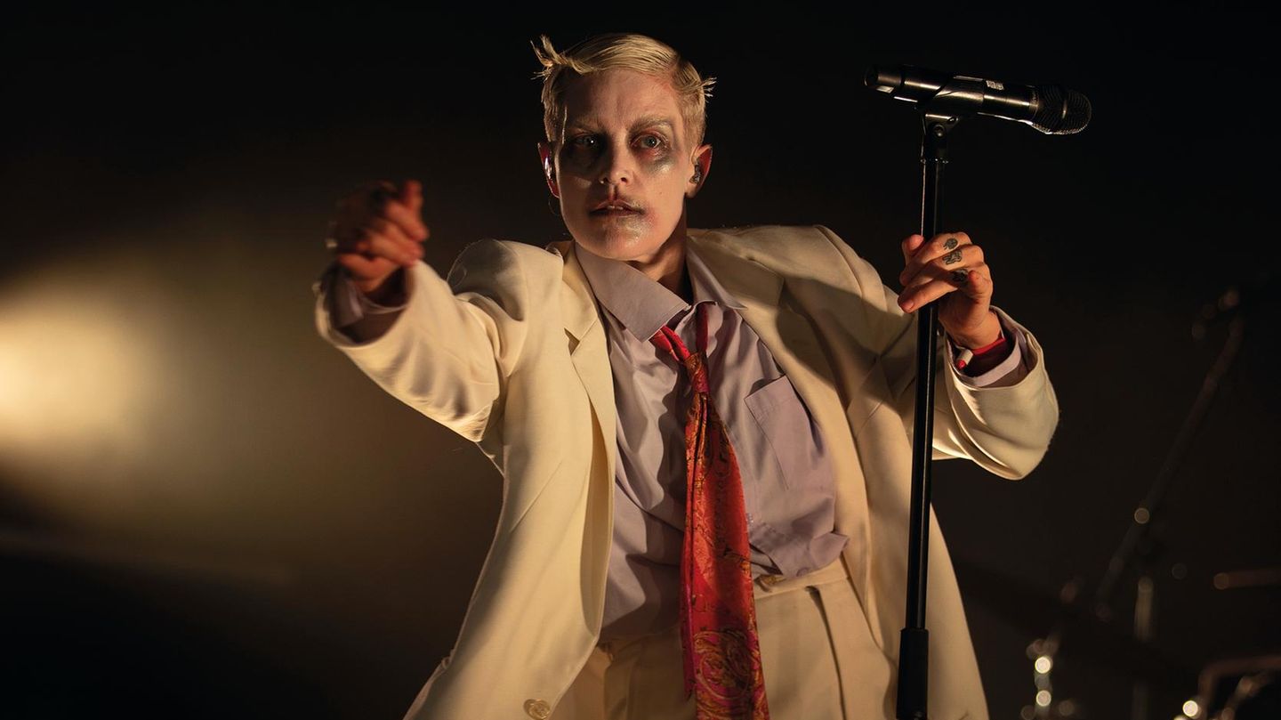 Für die Eigenschaften genderfluid und experimentell steht "Fever Ray", das Soloprojekt von Karin Dreijer aus Schweden. Als erster Hauptact auf der "Arena Stage" wurde die Band der Rolle als großer Co-Headliner vollauf gerecht.