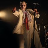 Für die Eigenschaften genderfluid und experimentell steht "Fever Ray", das Soloprojekt von Karin Dreijer aus Schweden. Als erster Hauptact auf der "Arena Stage" wurde die Band der Rolle als großer Co-Headliner vollauf gerecht.