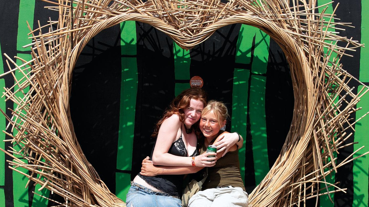 Das Roskilde-Festival ist stolz auf sein "Orange Feeling" und Teile dieses Gefühls basieren auf Grundwerten wie Liebe und Offenheit. An diversen Orten auf dem Festival kommt dieses in Form von kleineren Installationen zum Ausdruck.