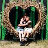 Das Roskilde-Festival ist stolz auf sein "Orange Feeling" und Teile dieses Gefühls basieren auf Grundwerten wie Liebe und Offenheit. An diversen Orten auf dem Festival kommt dieses in Form von kleineren Installationen zum Ausdruck.