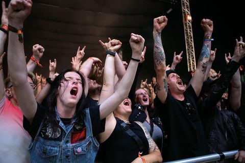 Eine Row Zero, wie sie sich alle wünschen: Einzig extatische Freude an der Musk beim Roskilde-Festival. In diesem Fall an den Klängen von Lorna Shore, einer US-Deathcore -Band aus New Jersey.