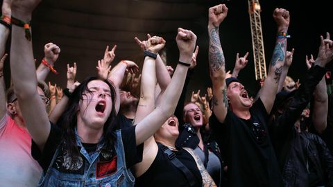 Eine Row Zero, wie sie sich alle wünschen: Einzig extatische Freude an der Musk beim Roskilde-Festival. In diesem Fall an den Klängen von Lorna Shore, einer US-Deathcore -Band aus New Jersey.