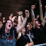 Eine Row Zero, wie sie sich alle wünschen: Einzig extatische Freude an der Musk beim Roskilde-Festival. In diesem Fall an den Klängen von Lorna Shore, einer US-Deathcore -Band aus New Jersey.