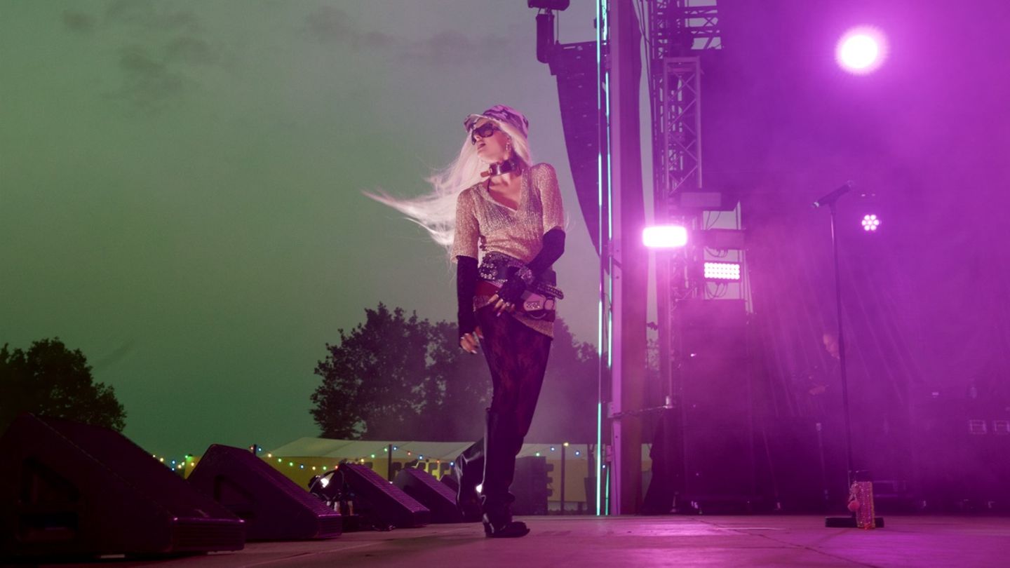 Das dänische Hyperpop-Wunder Sonic Girl auf spielt ihr Roskilde-Debüt. Gleich daneben können Menschen mit dem richtigen Armband im "Emerging Artist Space" die Performer des jeweiligen Tages in extra für sie reservierten Pavillon-Lounges kennenlernen.