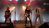 Die Kopenhagener Punkband Pleaser zerlegen – musikalisch – standesgemäß die brandneue Newcomerbühne im ehemaligen Pavillon-Zelt