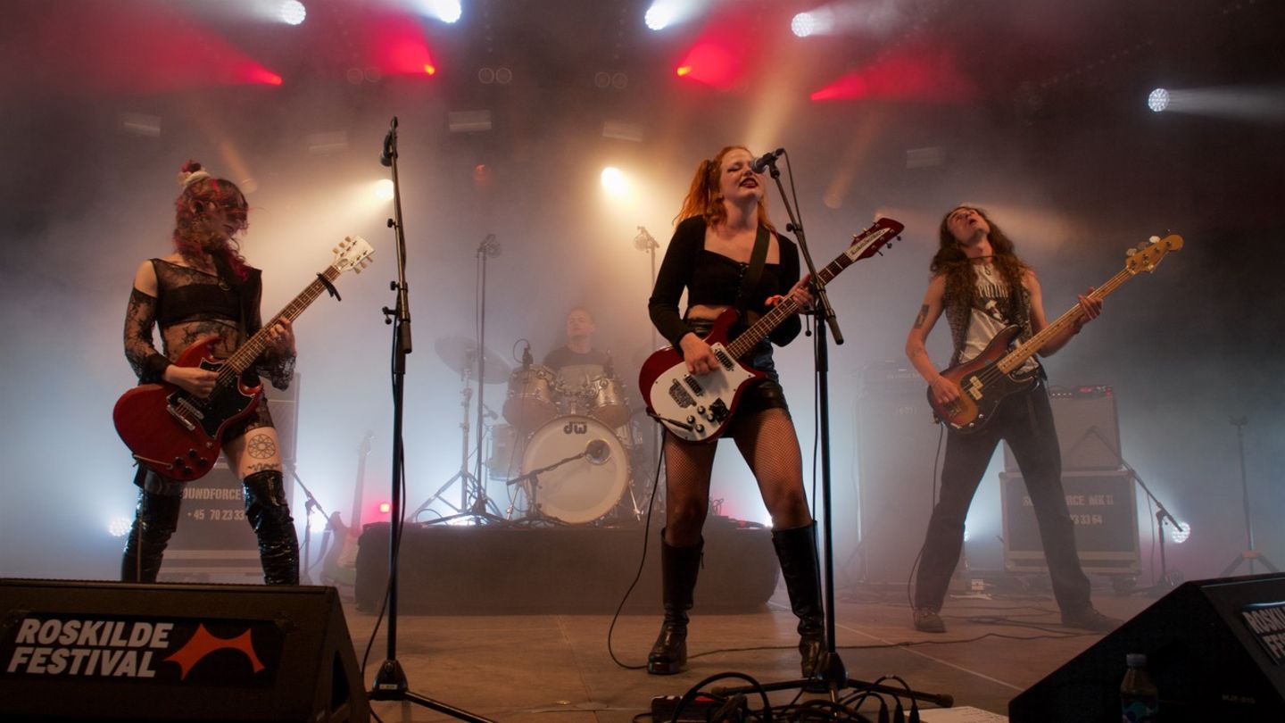 Die Kopenhagener Punkband Pleaser zerlegen – musikalisch – standesgemäß die brandneue Newcomerbühne im ehemaligen Pavillon-Zelt