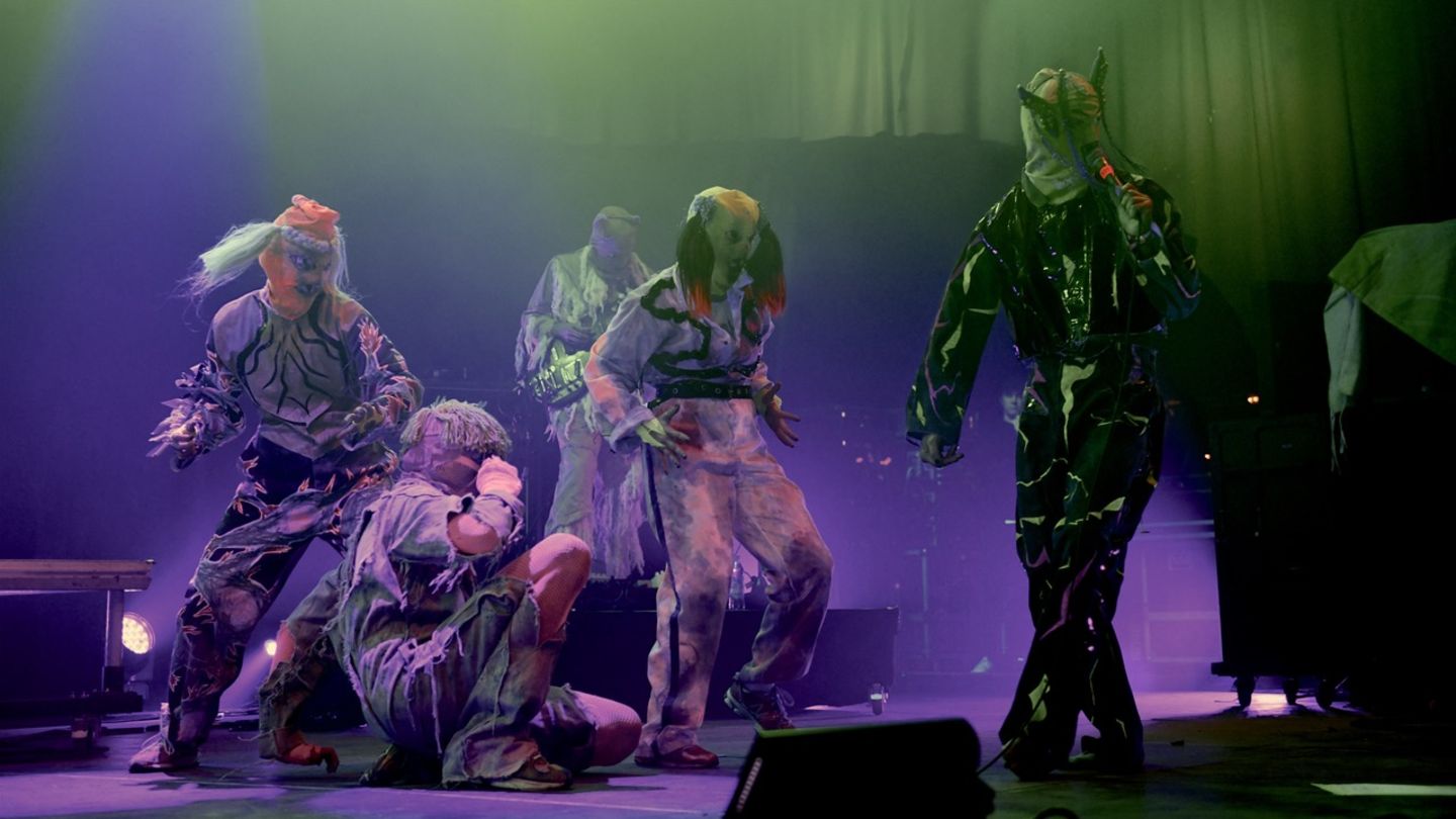 Tacbitch: handgemachter Techno mit unglaublicher Tanzperformance und mysteriösen Kostümen