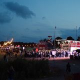 In der "Dreamcity", an der schon seit März gebaut wurde, ist wie immer jede Nacht Party. Tagsüber finden legendäre selbst organisierte Veranstaltungen wie die Schaumparty und das traditionelle Nacktrennen statt