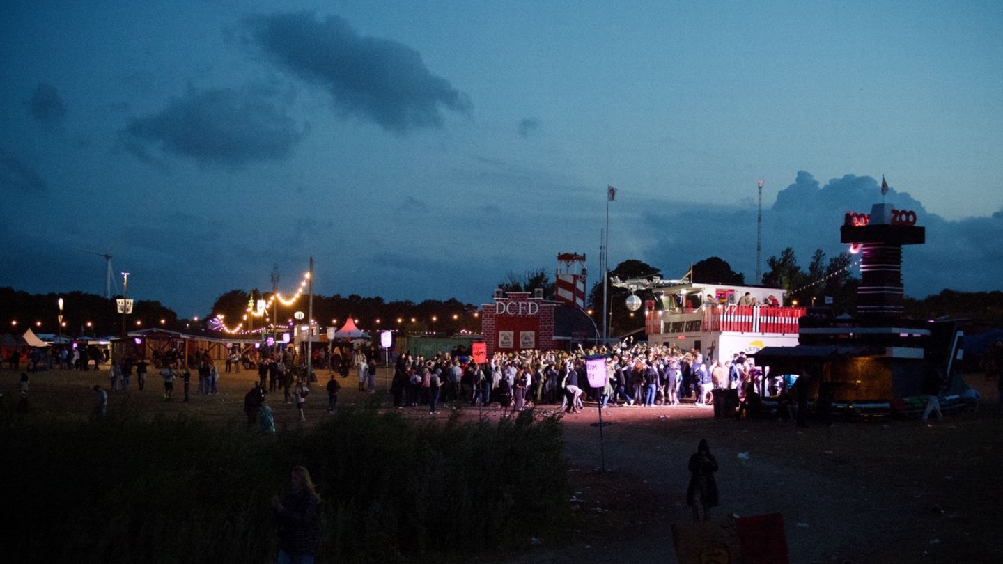 In der "Dreamcity", an der schon seit März gebaut wurde, ist wie immer jede Nacht Party. Tagsüber finden legendäre selbst organisierte Veranstaltungen wie die Schaumparty und das traditionelle Nacktrennen statt