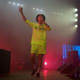 Tarrak rappt auf grönländisch – der Sprache der Inuit. Seine Texte thematisieren die Probleme zwischen Grönland durch die dänische Herrschaft, die bis in die  Kolonialzeit zurückreichen