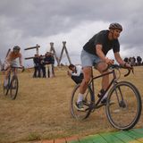 Racing the Hill: der erste Fahrrad-Cross-Grand-Prix in Roskilde. Dabei handelt es sich um ein Radrennen rund um die Hügel des Festivalgeländes. Es gibt auch ein Ausscheidungsrennen mit der Chance, ein Ticket für das Roskilde Festival 2024 zu gewinnen.