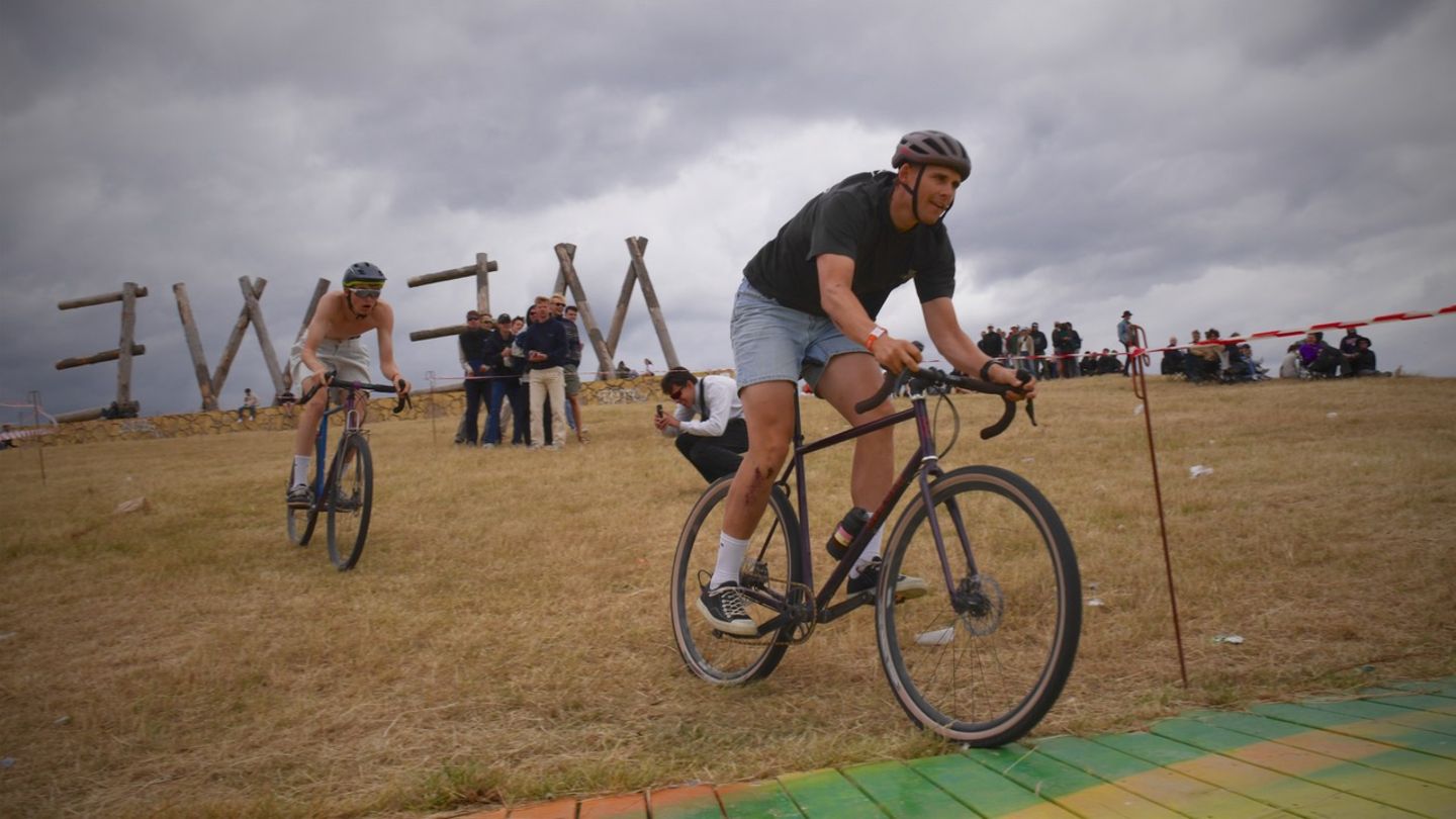 Racing the Hill: der erste Fahrrad-Cross-Grand-Prix in Roskilde. Dabei handelt es sich um ein Radrennen rund um die Hügel des Festivalgeländes. Es gibt auch ein Ausscheidungsrennen mit der Chance, ein Ticket für das Roskilde Festival 2024 zu gewinnen.