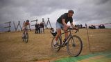 Racing the Hill: der erste Fahrrad-Cross-Grand-Prix in Roskilde. Dabei handelt es sich um ein Radrennen rund um die Hügel des Festivalgeländes. Es gibt auch ein Ausscheidungsrennen mit der Chance, ein Ticket für das Roskilde Festival 2024 zu gewinnen.