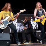 Nakkeknaecker lassen mit ihrem Death-Metal gut gelaunt die Nackenknochen ordentlich knacken