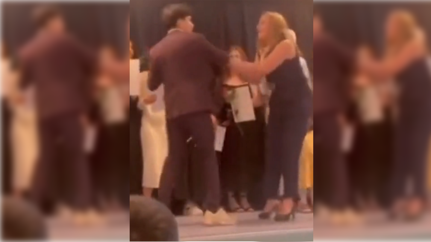 Ausschnitt aus dem diskutierten Video: Die Rektorin (r.) versucht, dem Schüler die Hand zu geben. Der wehrt sich dagegen. 
