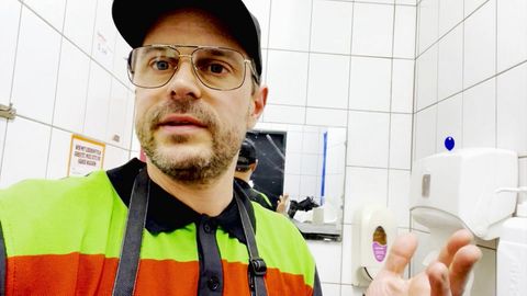 Undercover-Reporter Alex dokumentierte in einem Berliner Burger King verheerende hygienische Zustände.