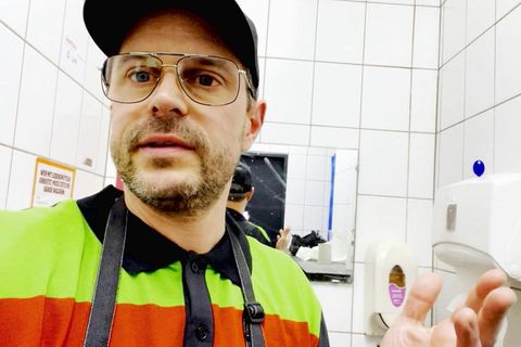 Undercover-Reporter Alex dokumentierte in einem Berliner Burger King verheerende hygienische Zustände.