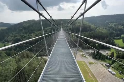 Video: "Wellness für die Seele" auf 664 Metern: "Skywalk" in Willingen eröffnet