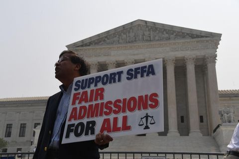 Ein Mann demonstriert vor dem Supreme Court der USA