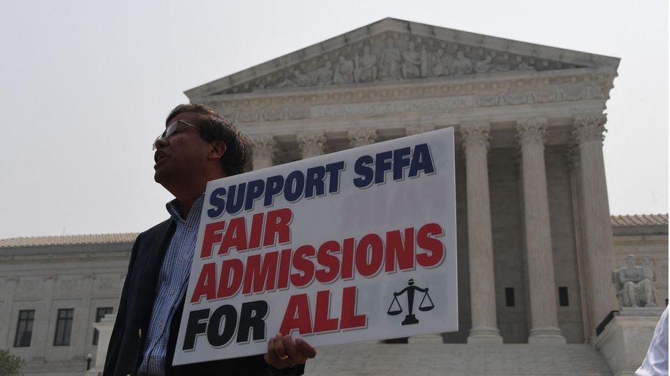 Ein Mann demonstriert vor dem Supreme Court der USA