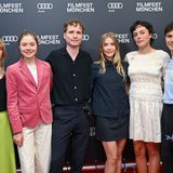 Bei der "Die Nettesten Menschen Der Welt"-Premiere zeigten sich die Schauspieler Anna Lena Klenke, Hannah Schiller, Anton von Lucke, Milena Tscharntke, Pauline Fusban und Sebastian Urzendowsky gemeinsam als Gruppe. Die Anthologie-Serie behandelt aktuelle Themen der Zeit auf spannende, übernatürliche und satirische Weise.