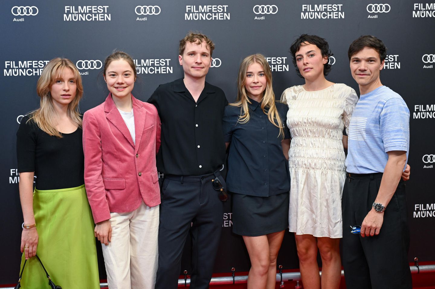 Lena Klenke, Hannah Schiller, Anton von Lucke, Milena Tscharntke, Pauline Fusban und Sebastian Urzendowsky Bei der "Die Nettesten Menschen Der Welt"-Premiere zeigten sich die Schauspieler Anna Lena Klenke, Hannah Schiller, Anton von Lucke, Milena Tscharntke, Pauline Fusban und Sebastian Urzendowsky gemeinsam als Gruppe. Die Anthologie-Serie behandelt aktuelle Themen der Zeit auf spannende, übernatürliche und satirische Weise.