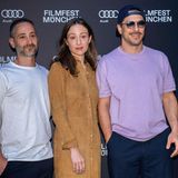 Die "Almanya"-Stars Denis Moschitto und Fahri Yardim und Schauspielerin Aenne Schwarz zeigten sich bei der Premiere des Kinofilms "Schock – Kein Weg zurück" im Dreiergespann. Sie kamen leger. Mosschitto im weißen T-Shirt, Schwarz im stylischen camelfarbenen Hemdkleid und Yardim mit lavendelfarbenen Shirt, Cappy und Sonnenbrille. 