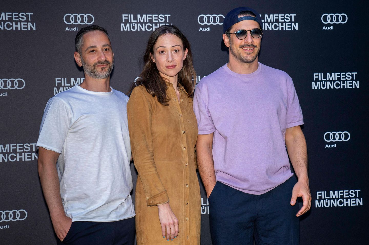 Denis Moschitto, Aenne Schwarz und Fahri Yardim Die "Almanya"-Stars Denis Moschitto und Fahri Yardim und Schauspielerin Aenne Schwarz zeigten sich bei der Premiere des Kinofilms "Schock – Kein Weg zurück" im Dreiergespann. Sie kamen leger. Mosschitto im weißen T-Shirt, Schwarz im stylischen camelfarbenen Hemdkleid und Yardim mit lavendelfarbenen Shirt, Cappy und Sonnenbrille.