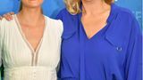 Auch der ein oder andere bayrische Politiker war beim Filmfest zu sehen. So auch die Staatsministerin für Digitales, Judith Gerlach, die zusammen Schauspielerin Veronica Ferres für die Kameras posierte. Sie wählte ein warmweißes, leinenartiges Kleid, Ferres einen königsblauen Overall. 