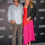 "Stalingrad"-Schauspieler Thomas Kretschmann zeigte sich zusammen mit Partnerin Brittany Rice bei der Premiere des Kinofilms "Last Contact" im legeren Look. Er trug ein lässiges, hellblaues Hemd, sie ein pinkrotes Kleid mit schwarzer Lederjacke. 