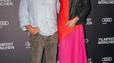 "Stalingrad"-Schauspieler Thomas Kretschmann zeigte sich zusammen mit Partnerin Brittany Rice bei der Premiere des Kinofilms "Last Contact" im legeren Look. Er trug ein lässiges, hellblaues Hemd, sie ein pinkrotes Kleid mit schwarzer Lederjacke. 