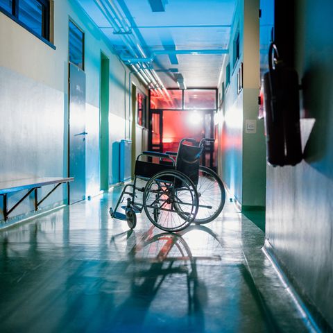 Tatort Krankenhaus: Ein leerer Rollstuhl steht in einem Klinikflur