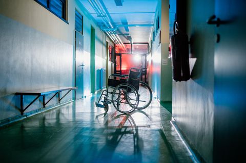 Tatort Krankenhaus: Ein leerer Rollstuhl steht in einem Klinikflur