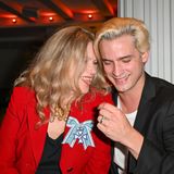 Bei der Verleihung des CineMerit Awards, mit dem seit 1997 außergewöhnliche Persönlichkeiten des internationalen Filmgeschäfts für ihre Verdienste geehrt werden, zeigte sich Filmstar Barbara Sukowa mit Sohnemann Viktor Longo-Olbrychski. Die beiden alberten vertraut vor der Kamera herum und gaben ein wirklich hübsches Mutter-Sohn-Gespann ab. 